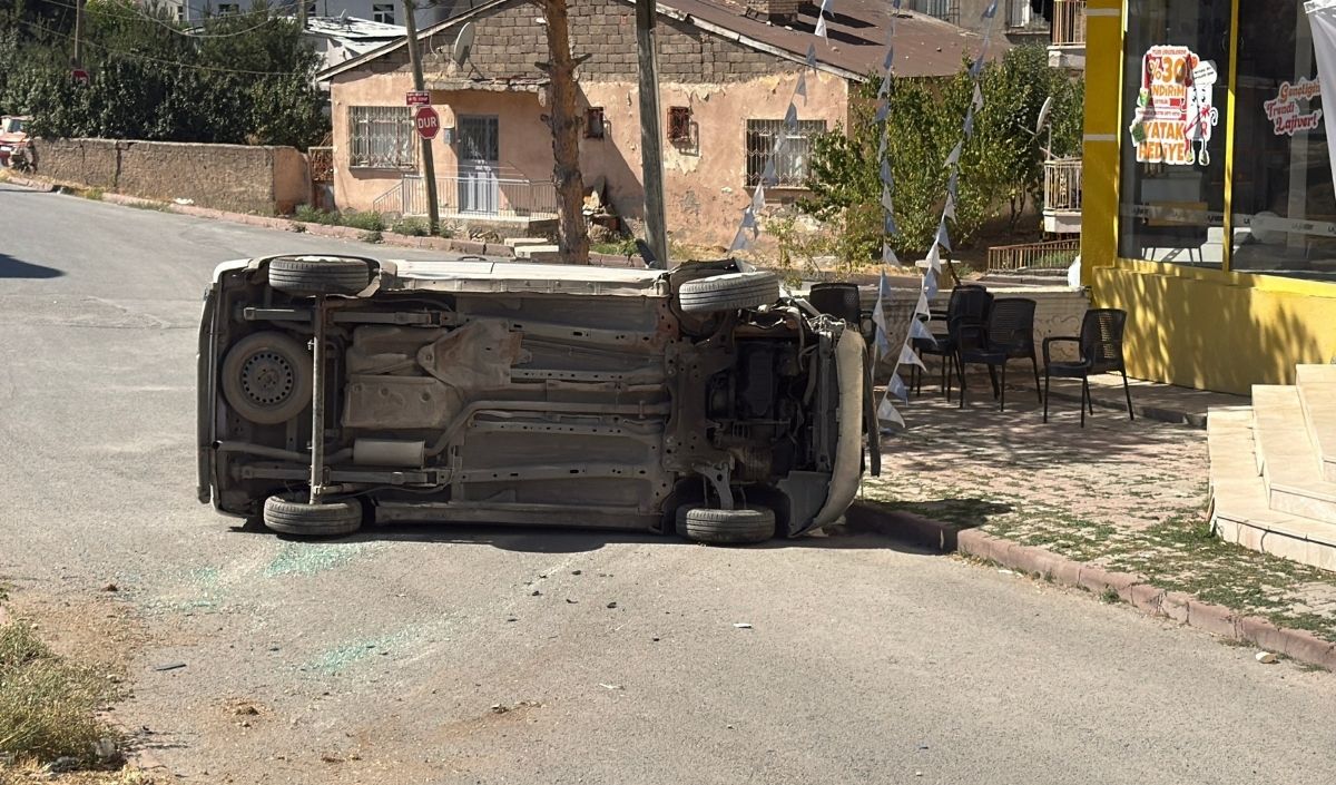 Araçlardan Biri Yoldan Çıkıp Devrild