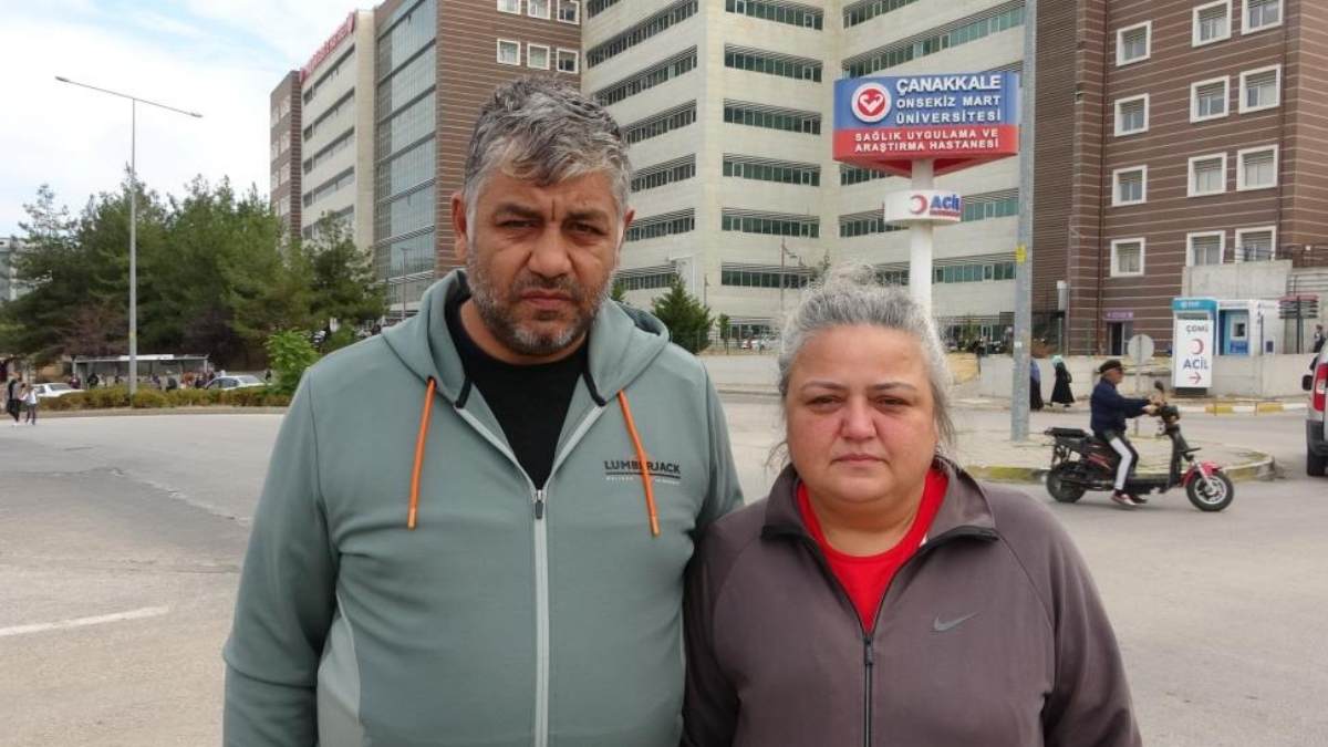Ayakkabıya Bastığı Için Komalık Olan Çocuk 3