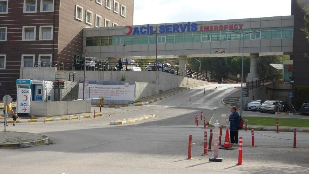 Ayakkabıya Bastığı Için Komalık Olan Çocuk 4-1