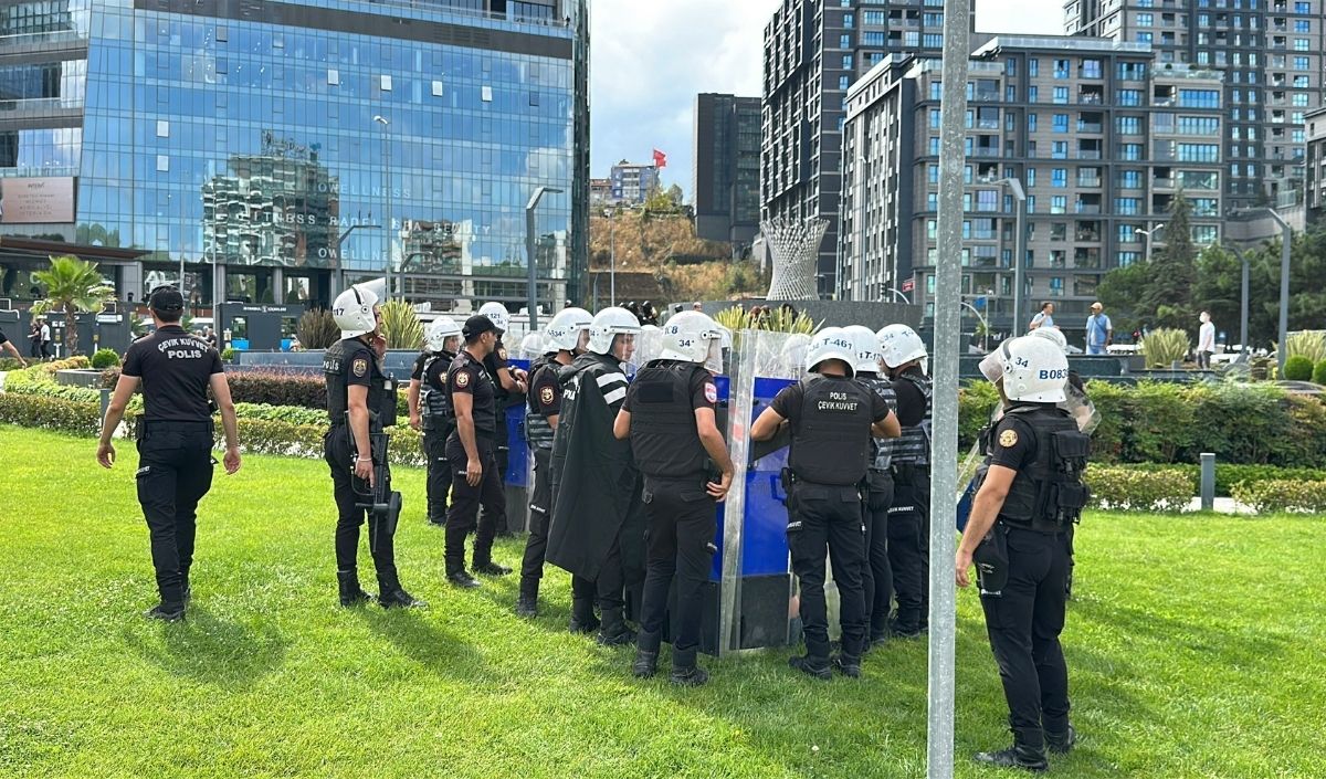 Chp'de Barikat Gerginliği! Polis Müdahale Etti (2)