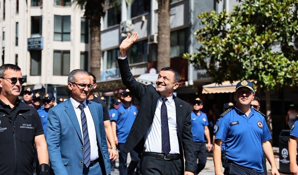 Chp’li Başkan Kutlamalara Silahla Katıldı (1)