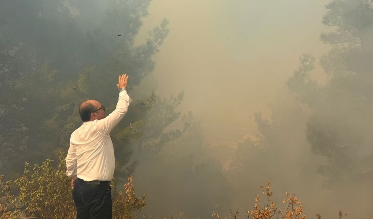 Chp’li Başkan Yangının Ortasında Kaldı Çalı Çırpıyla Söndürmeye Çalıştı (3)