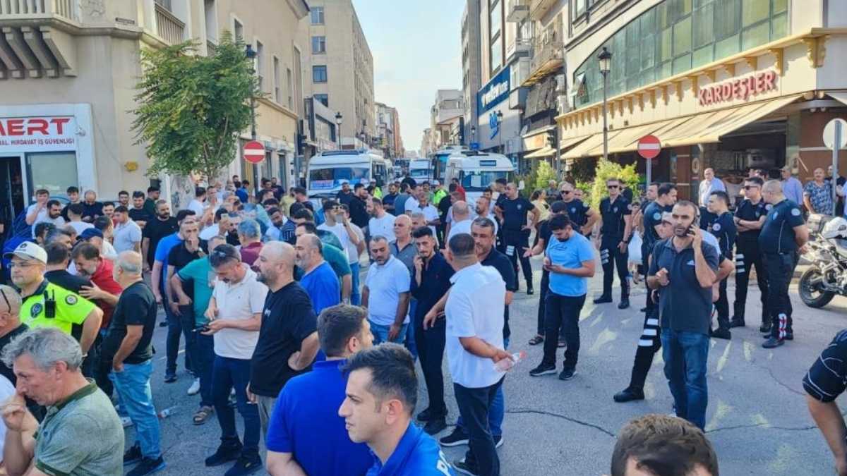 Dolmuş Şoförleri Eylem Yaptı, Trafik Kilitlendi (1)