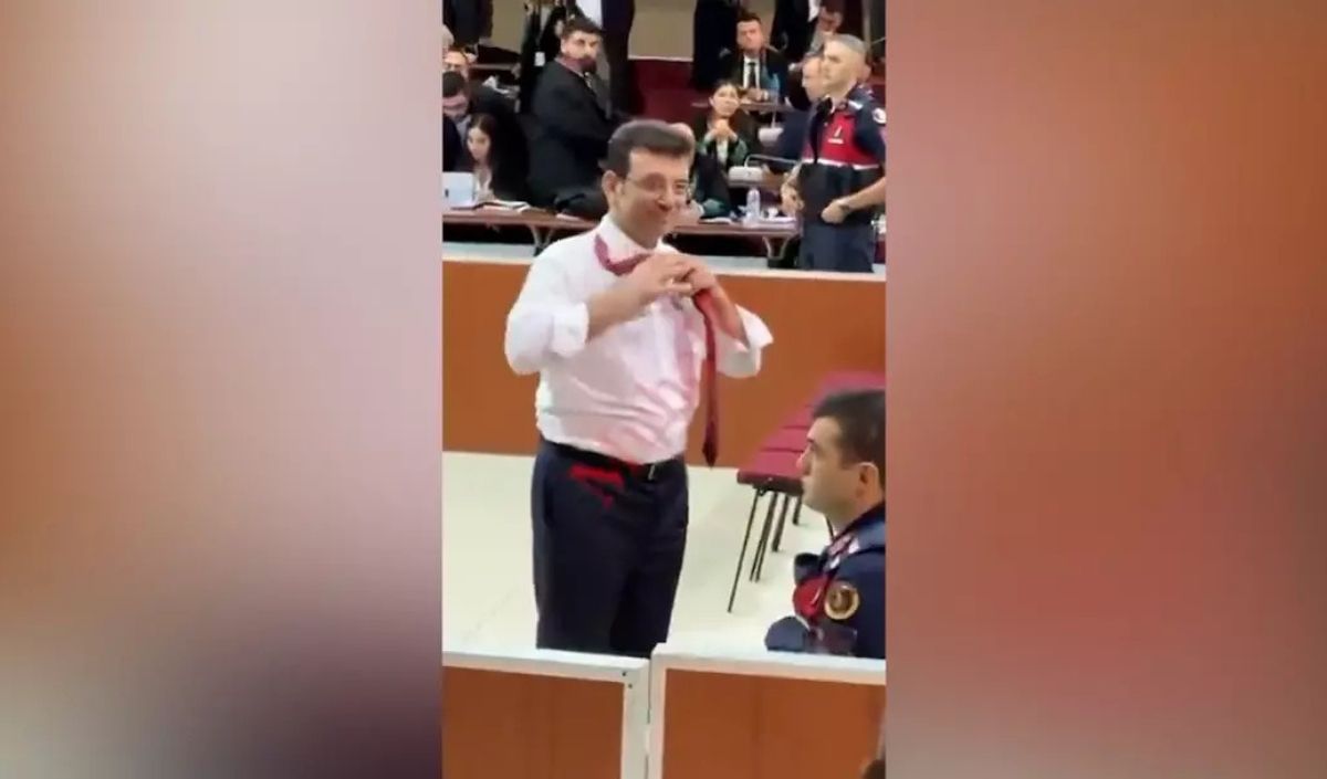 Ekrem İmamoğlu Davasında Dikkat Çeken Anlar! Kravatını Attı (1)