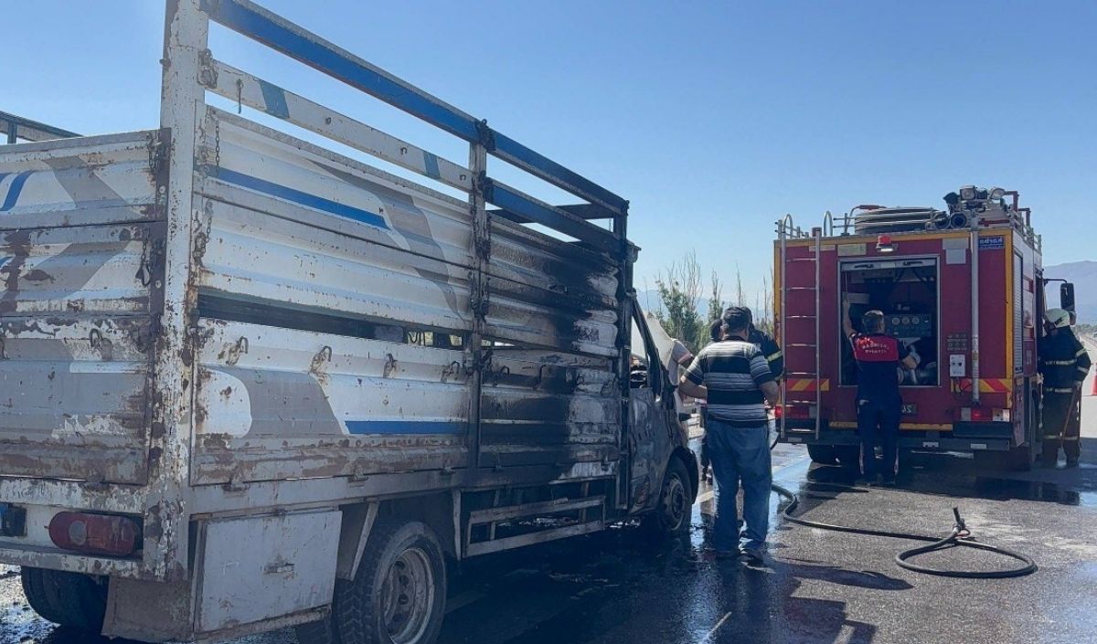 Erzincan Sivas Yolunda Seyir Halindeki Kamyonet Alev Alev Yandı!