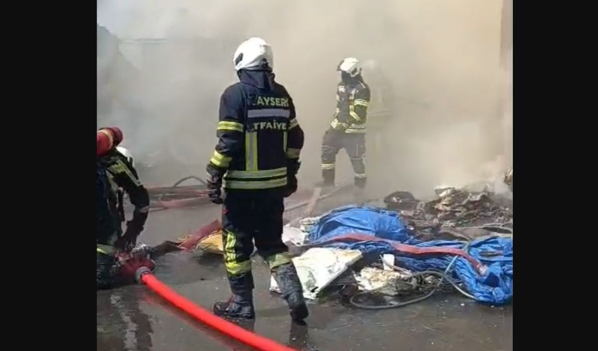 Geri Dönüşümcüler Sitesinde Yangın Çıktı (2)