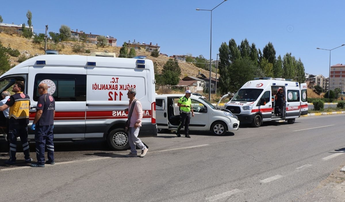 Hafif Ticari Araç Ile Otomobil Çarpıştı, (2)