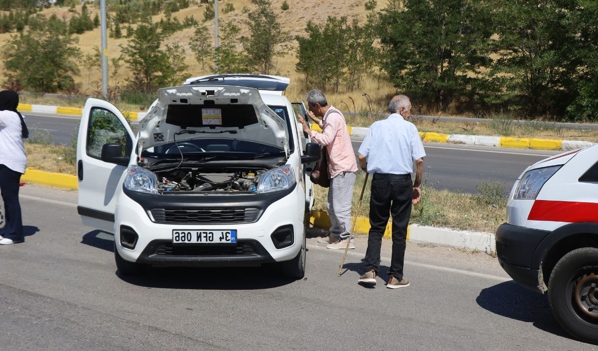 Hafif Ticari Araç Ile Otomobil Çarpıştı,