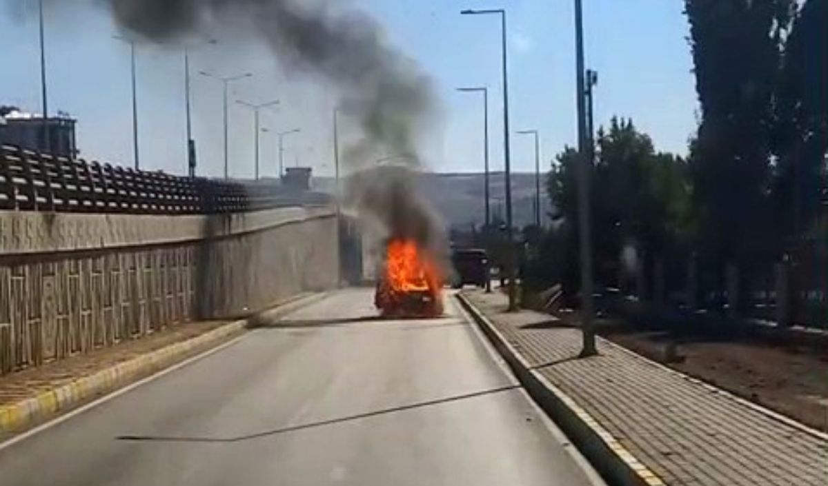 Hareket Halindeki Araç Alev Aldı, Sürücü Yaralandı (1)
