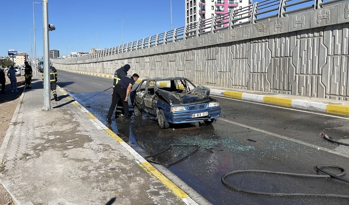 Hareket Halindeki Araç Alev Aldı, Sürücü Yaralandı (2)