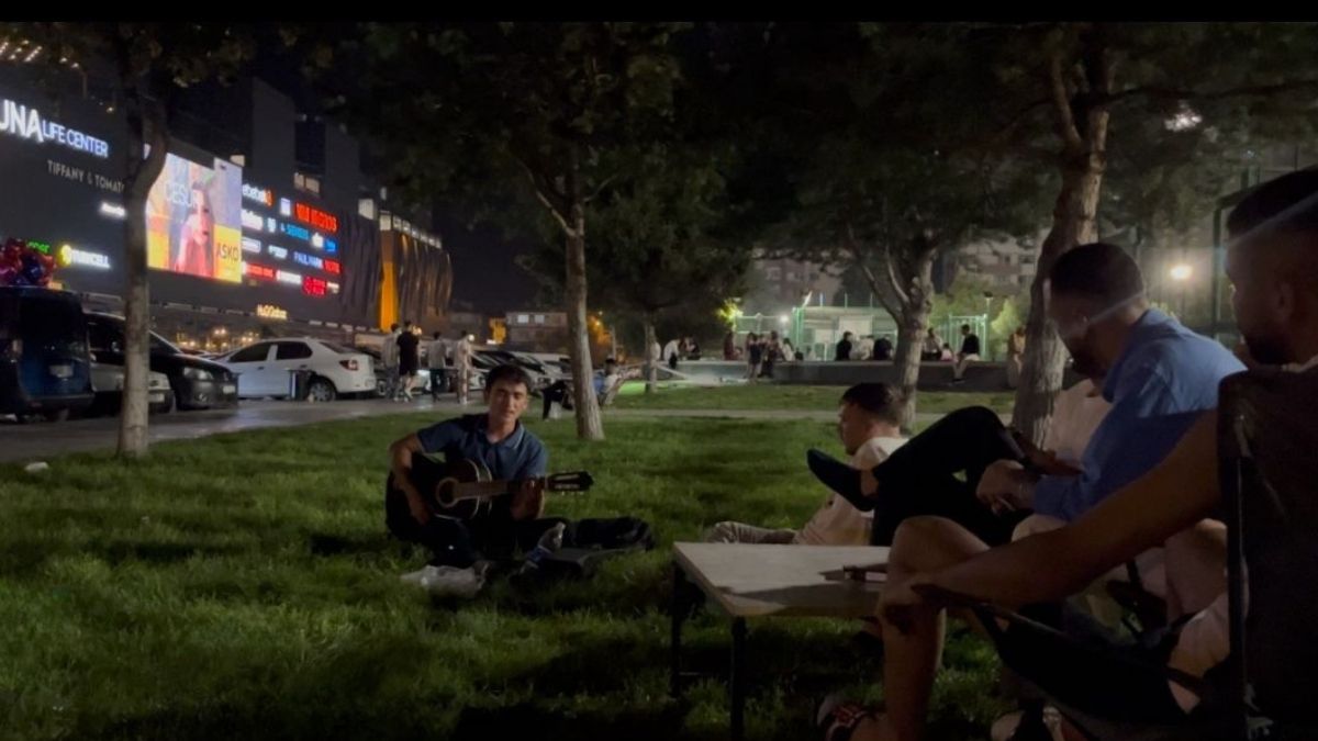 19 yaşındaki genç gitarıyla vatandaşları büyüledi