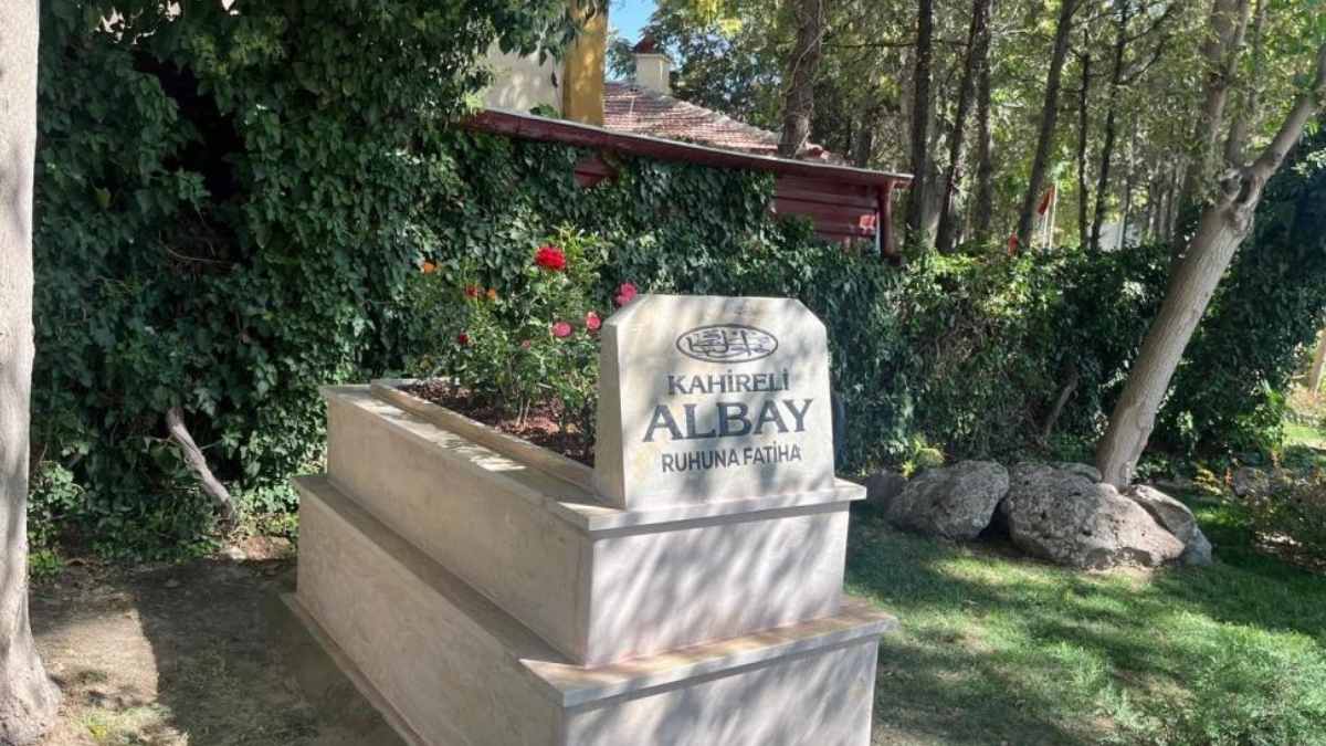 niğdede yolun ortasında duran mezar
