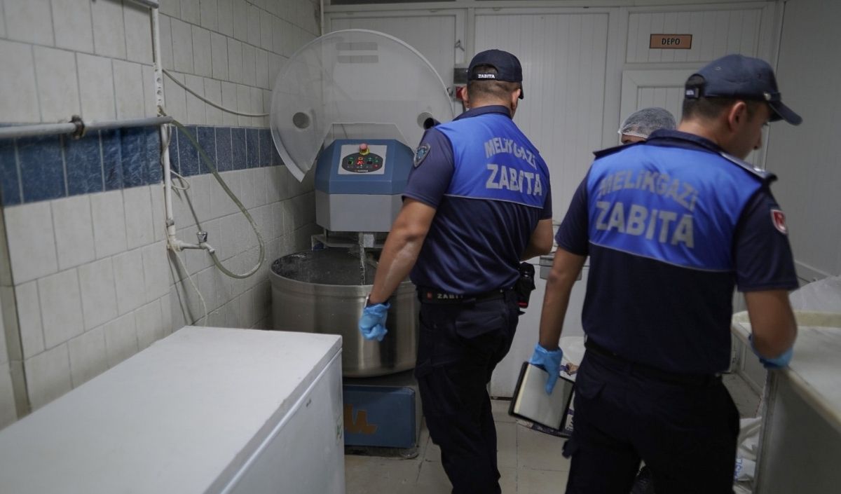 I Meli̇kgazi̇ Beledi̇yesi̇ Zabita Eki̇pleri̇ Market Ve Firinlarda Deneti̇m Yapti I