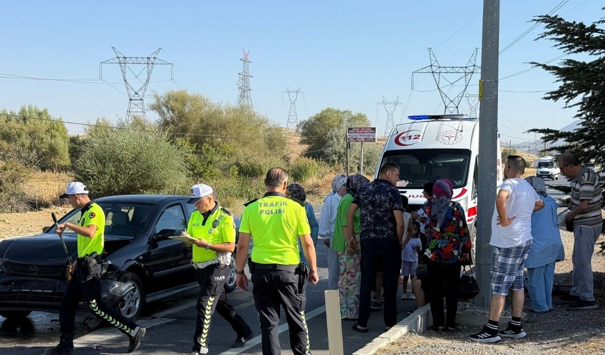 İki Otomobil Çarpıştı 4 Yaralı (1)
