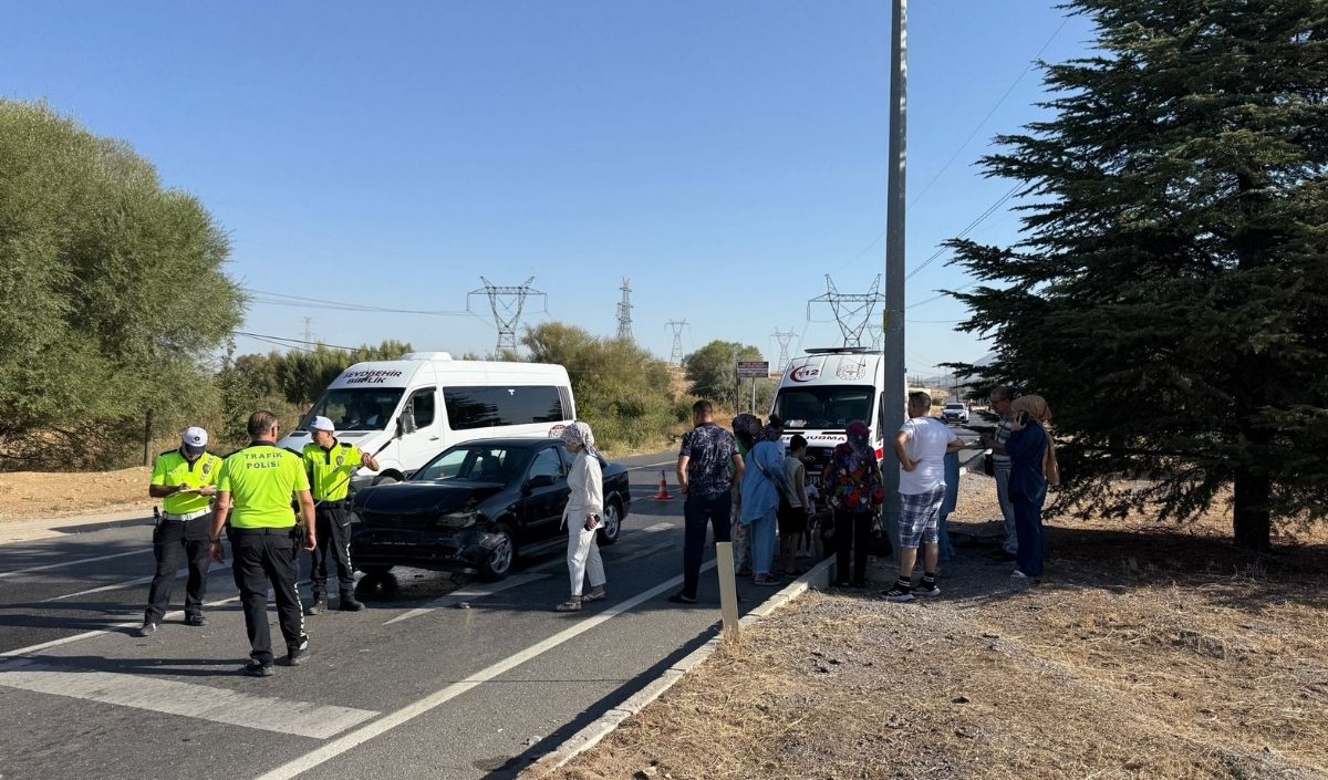 İki Otomobil Çarpıştı 4 Yaralı (4)