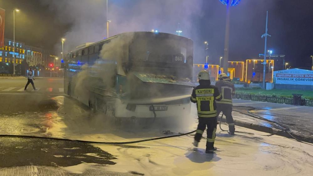 Kayseri Cumhuriyet Meydanında Otobüs Yandı (2)