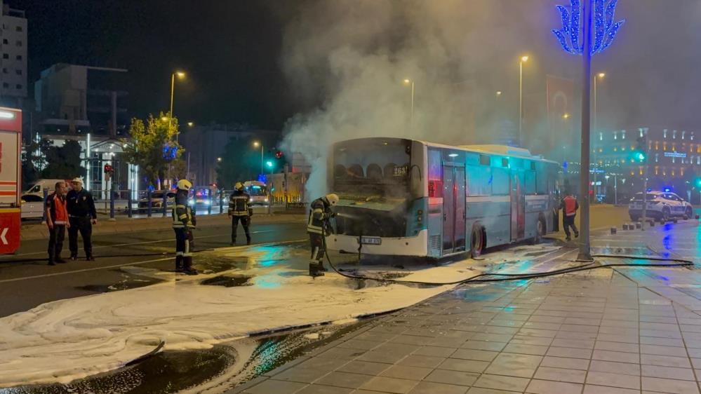 Kayseri Cumhuriyet Meydanında Otobüs Yandı (3)