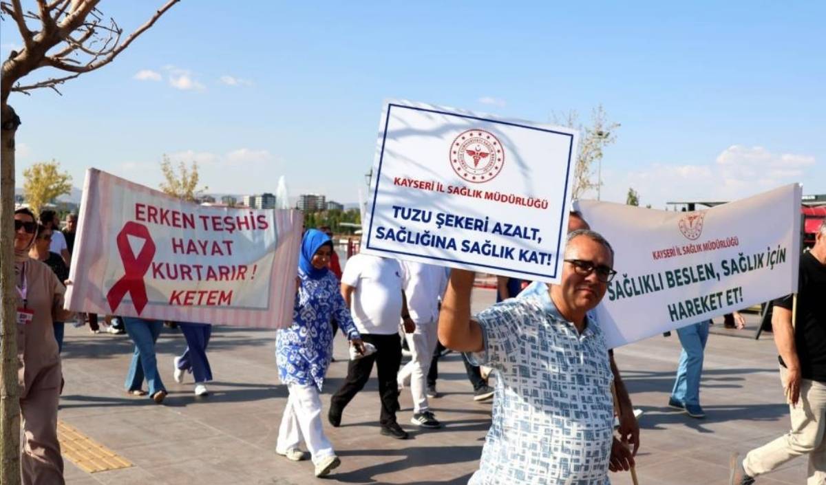 Kayseri İl Sağlık Müdürlüğü, Halk Sağlığı Haftası Etkinlikleri Kapsamında Sağlıklı Yaşam Alışkanlıklarına Dikkat Çekmek Amacıyla Anlamlı Bir Yürüyüş Gerçekleştirdi (4)