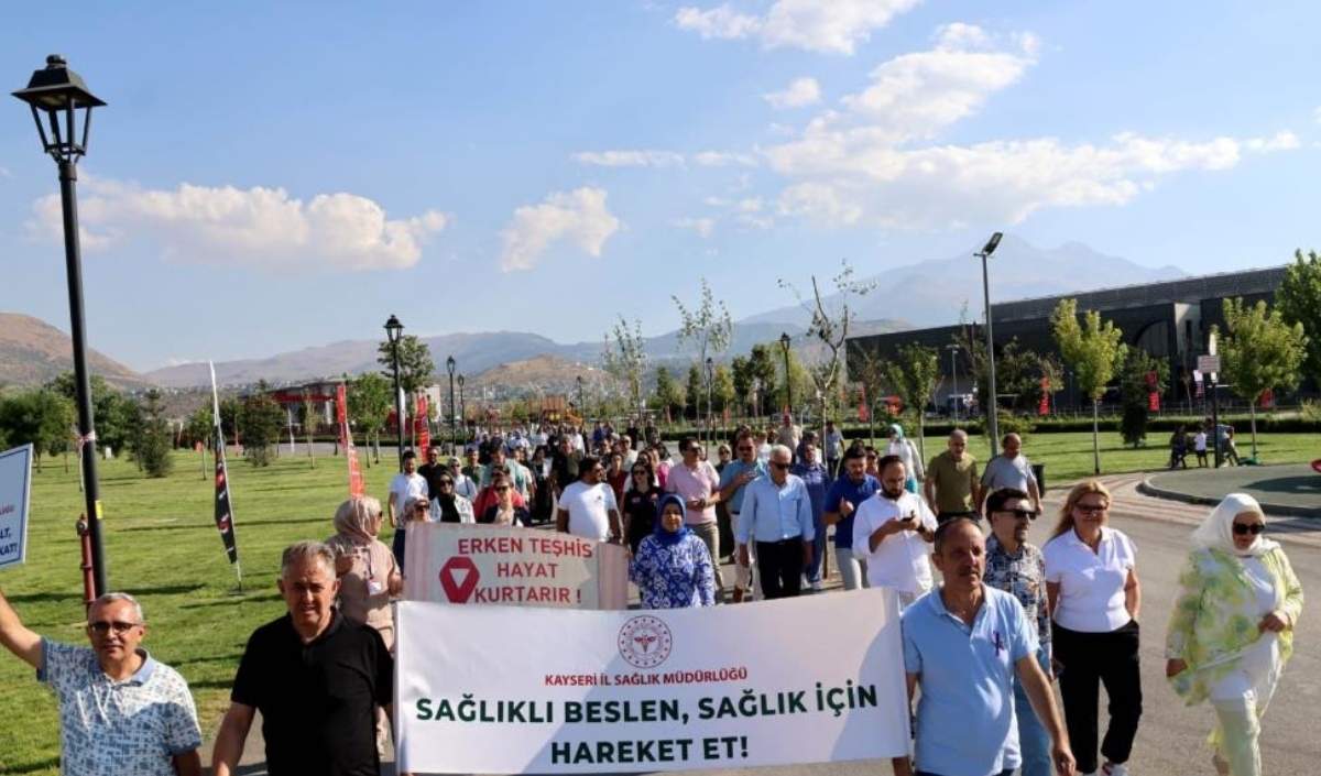 Kayseri İl Sağlık Müdürlüğü, Halk Sağlığı Haftası Etkinlikleri Kapsamında Sağlıklı Yaşam Alışkanlıklarına Dikkat Çekmek Amacıyla Anlamlı Bir Yürüyüş Gerçekleştirdi (5)