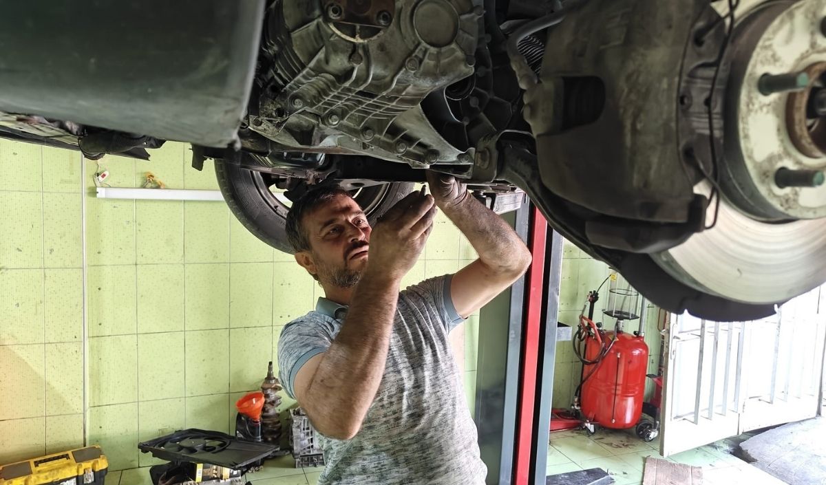 Kayseri’de Araçlardaki Yağ Kaçağı Yangın Riski Oluşturuyor (1)