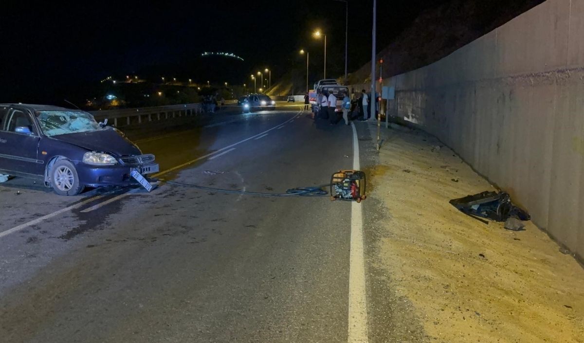 Kayseri’de Iki Araç Kafa Kafaya Çarpıştı 1 Ölü 3 Yaralı (1)