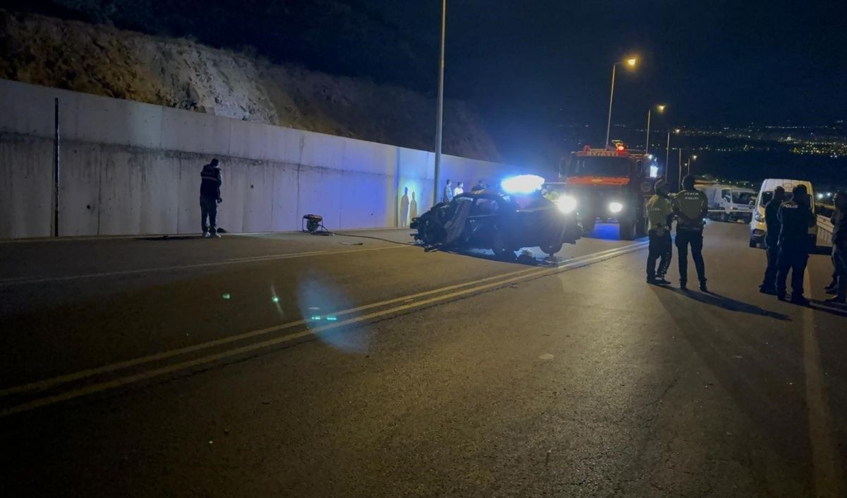Kayseri’de Iki Araç Kafa Kafaya Çarpıştı 1 Ölü 3 Yaralı (2)
