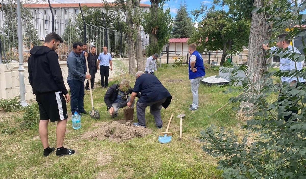 Kayseri’de Öğrencilerden Anlamlı Ağaçlandırma Etkinliği (1)