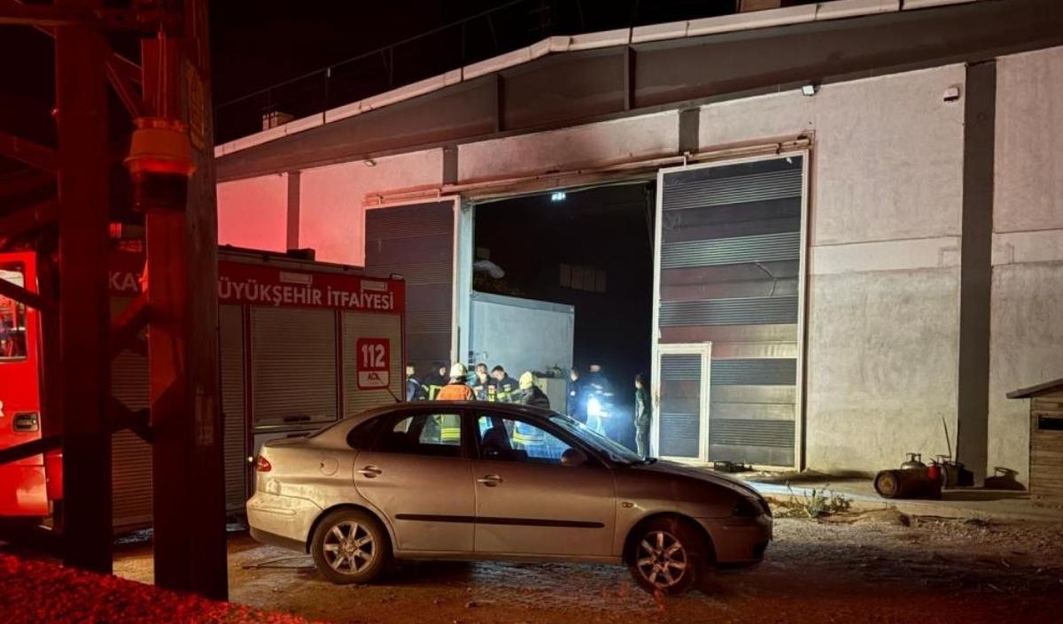 Kayseri’de Plastik Fabrikasında Çıkan Yangında 1 Işçi Dumandan Etkilendi. (1)