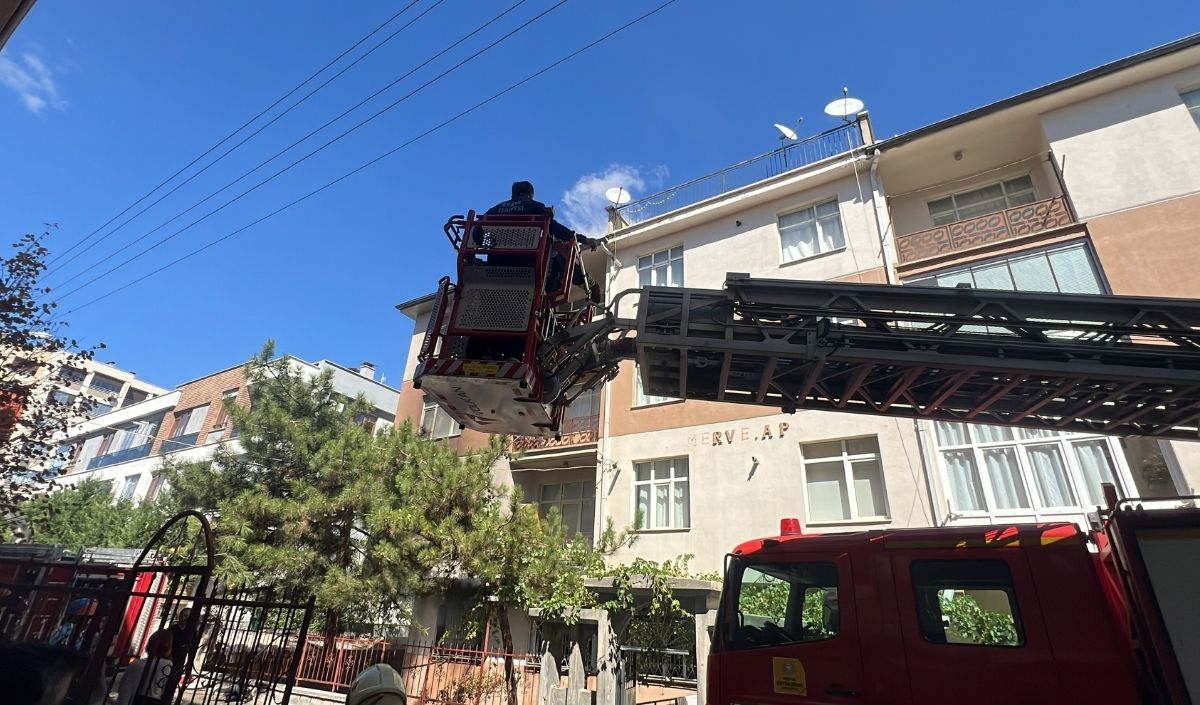 Konya’da Çıkan Daire Yangınında 3 Kişi Hastanelik Oldu (2)