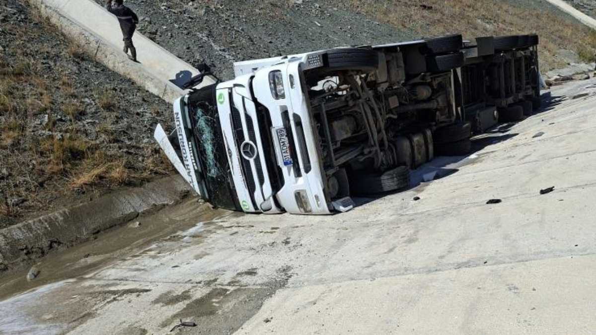 Konya’da Hayvan Yüklü Tır Devrildi 147 Küçükbaş Telef Oldu2