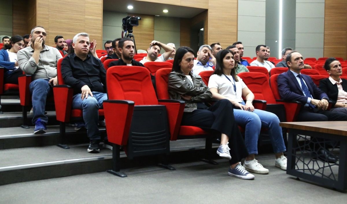 Meli̇kgazi̇'de Çalişma Hayatinda Sik Görülen Duruş Bozukluklari Ve Ofi̇s Egzersi̇zleri̇ Eği̇ti̇mi̇ Veri̇ldi̇ (2)