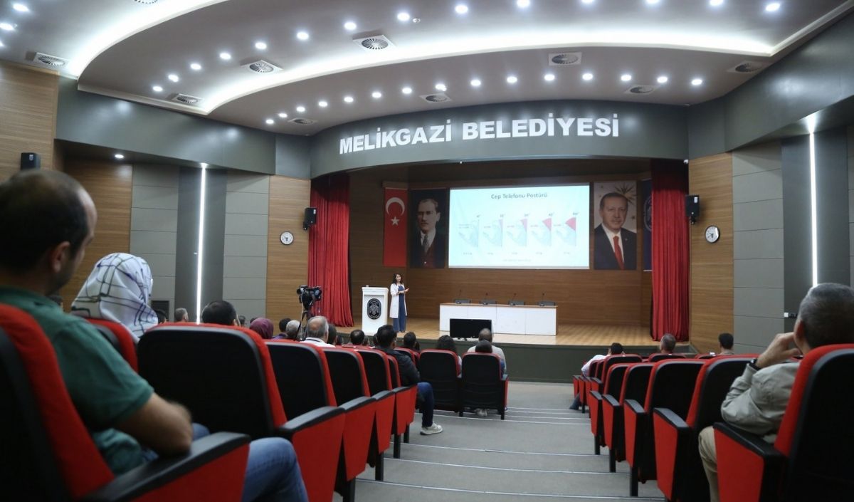 Meli̇kgazi̇'de Çalişma Hayatinda Sik Görülen Duruş Bozukluklari Ve Ofi̇s Egzersi̇zleri̇ Eği̇ti̇mi̇ Veri̇ldi̇ (3)