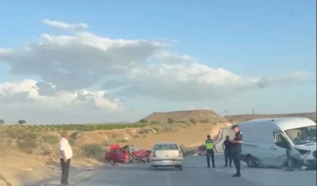 Çevredeki vatandaşların ihbarı üzerine bölgeye sağlık ve jandarma ekipleri sevk edilirken, kaza nedeniyle yol bir süre kontrollü olarak sağlandı. Kazanın nedenine ilişkin teknik inceleme başlatıldı. Detaylar haberimizde…