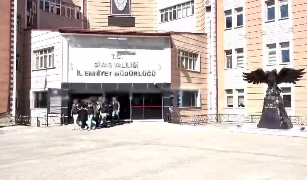 Sanal Bahis Iddiasıyla Milyonluk Vurgun Yapan 3 Kişi Tutuklandı