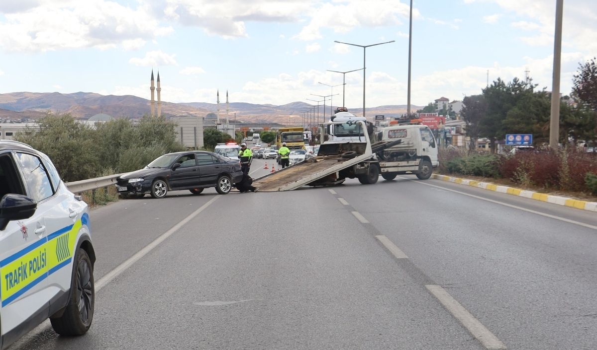 Sivas Ta Tirla Bariyer Arasinda Sikisan Otomobil (2)