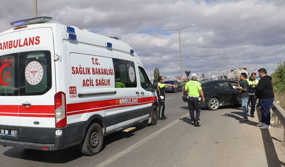 Sivas Ta Tirla Bariyer Arasinda Sikisan Otomobil (3)