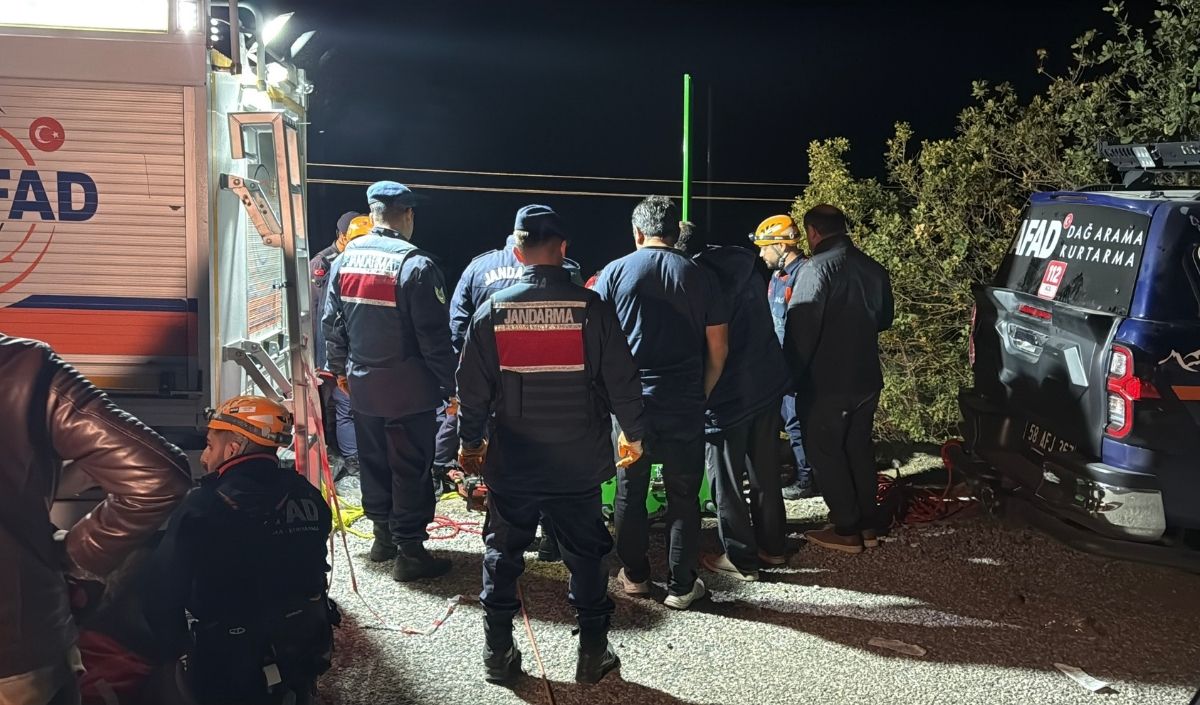 Sivas'ta Feci Kazada Hayatını Kaybeden 4 Kişinin Cesetleri Güçlükle Çıkartıldı (3)