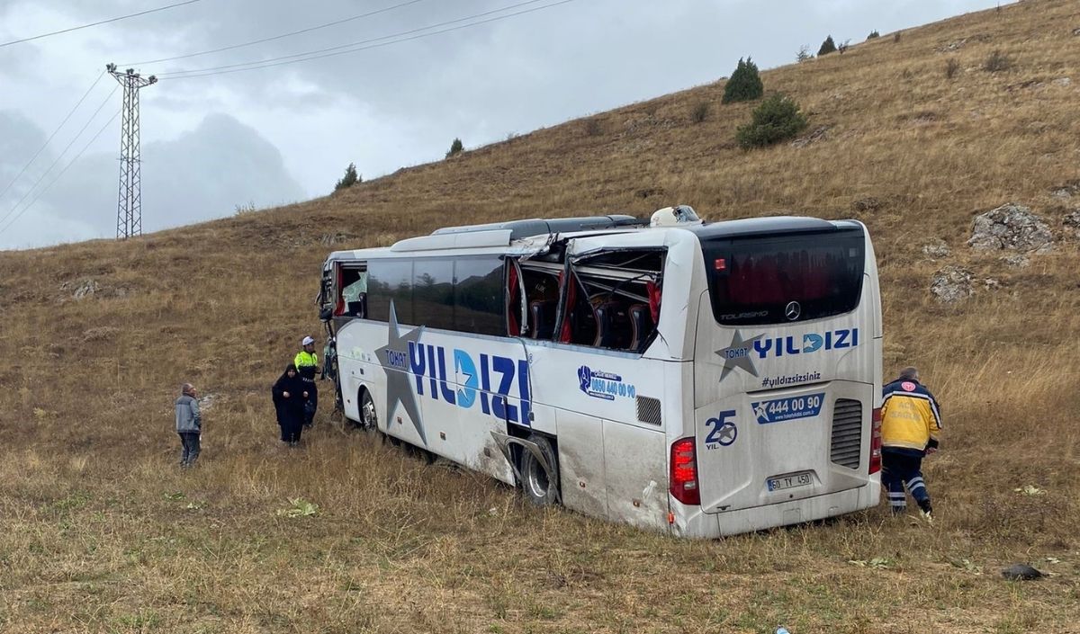 Sivas’ta Otobüs Kazası, Çok Sayıda Yaralı (1)