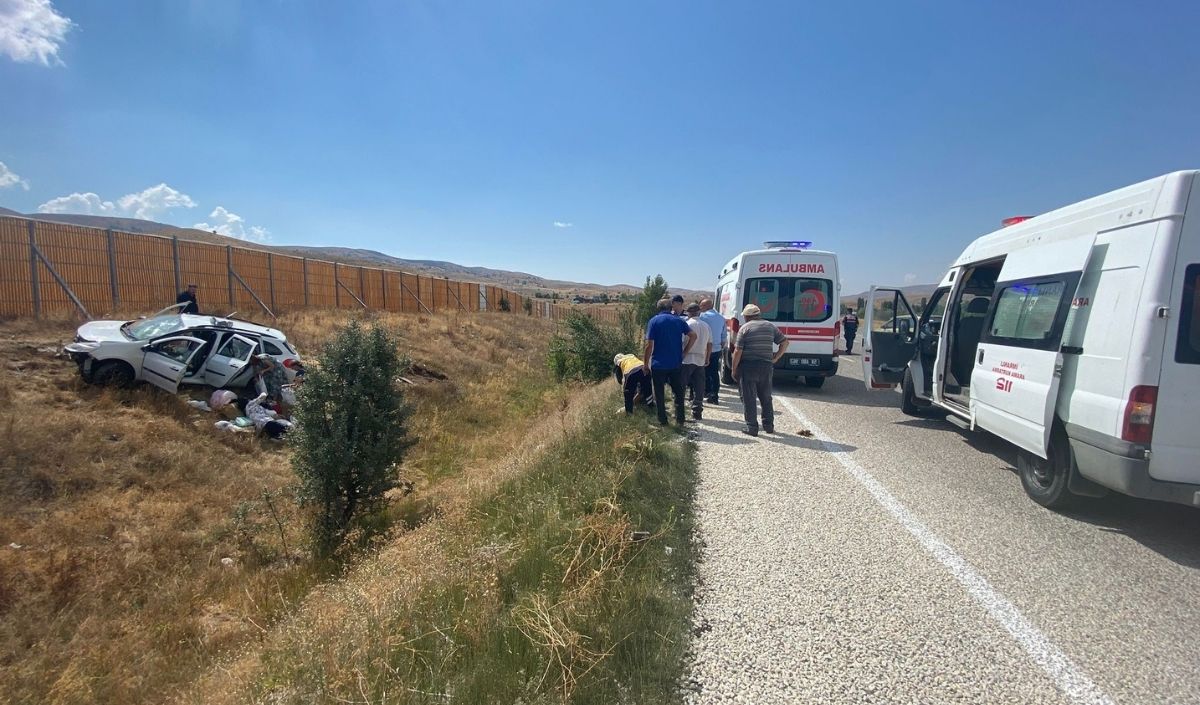 Sivas’ta Yoldan Çıkan Araçtaki 1’I Bebek 4 Kişi Yaralandı (2)