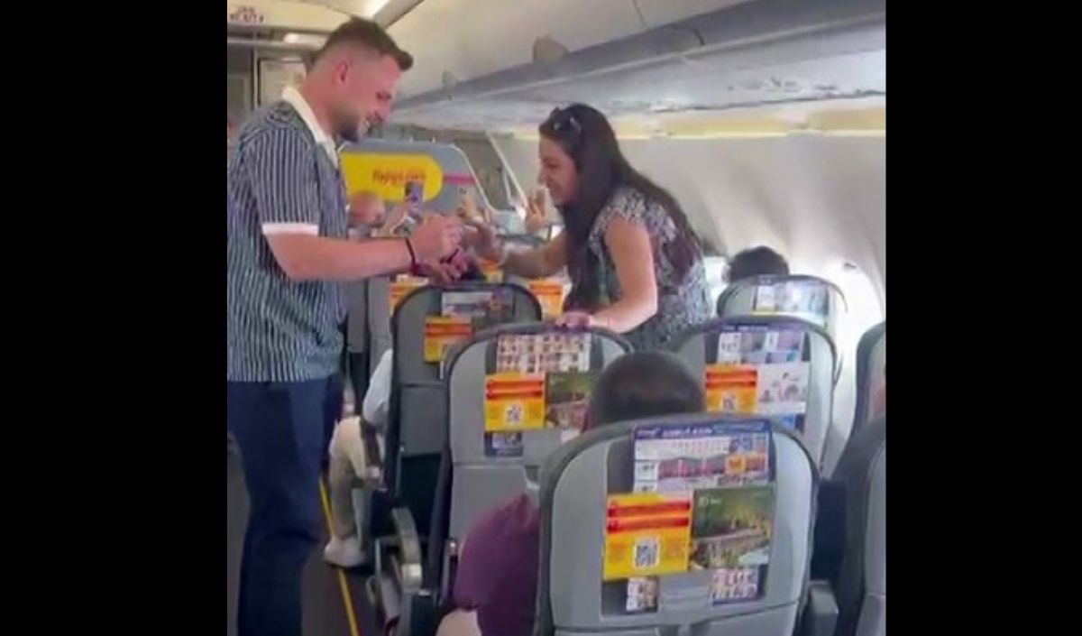 Uçakta Evlenme Teklifi (1)