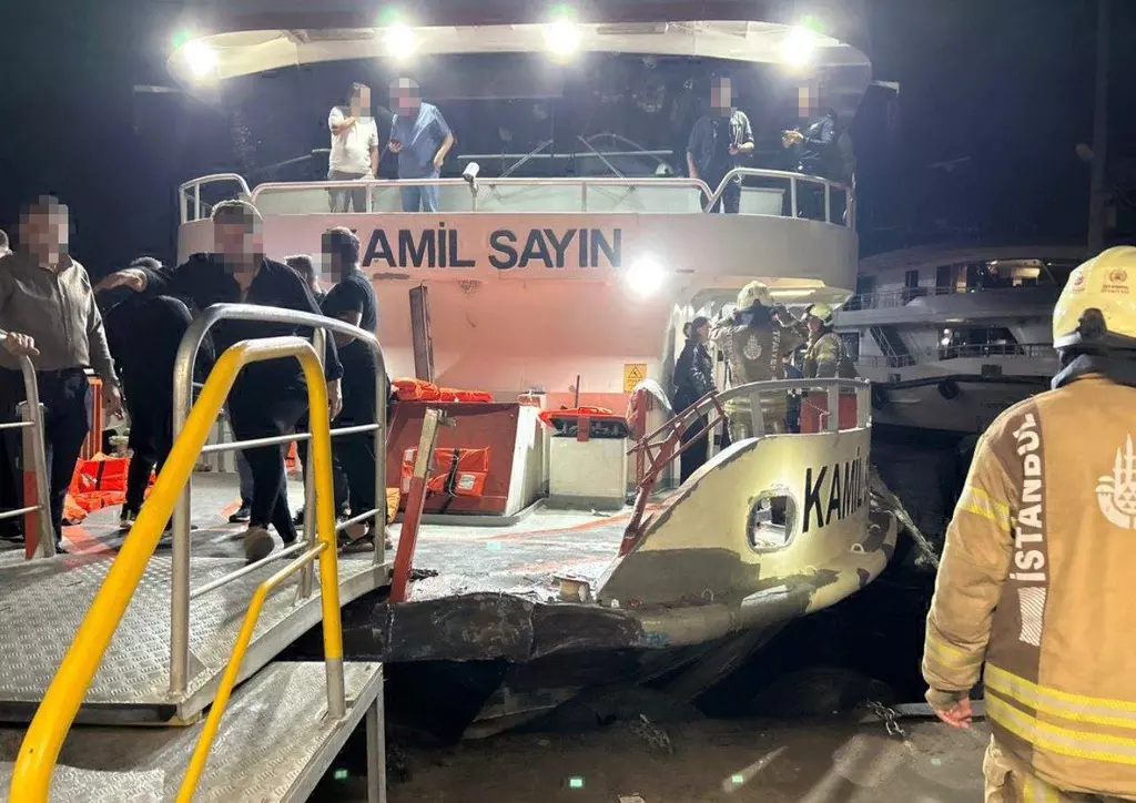 Üsküdar’da Yolcu Vapuru Yük Gemisine Çarptı! 8 Kişi Hastaneye Kaldırıldı (1)