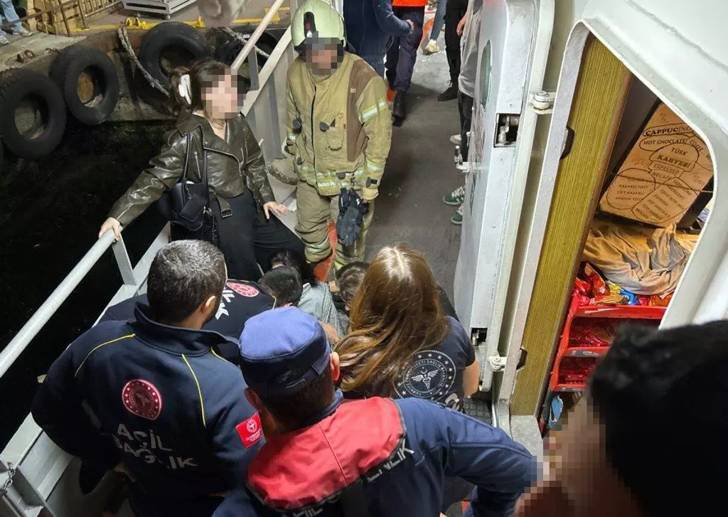 Üsküdar’da Yolcu Vapuru Yük Gemisine Çarptı! 8 Kişi Hastaneye Kaldırıldı (2)