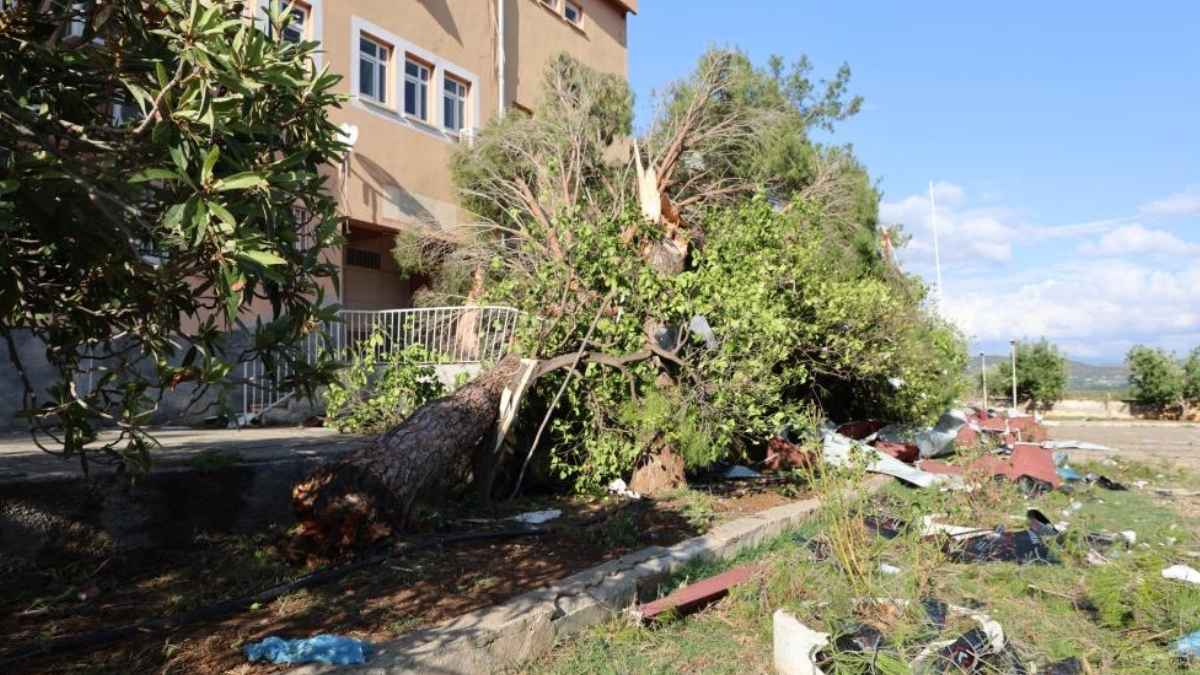 Adanada Okulun Çatısı Uçtu (3)