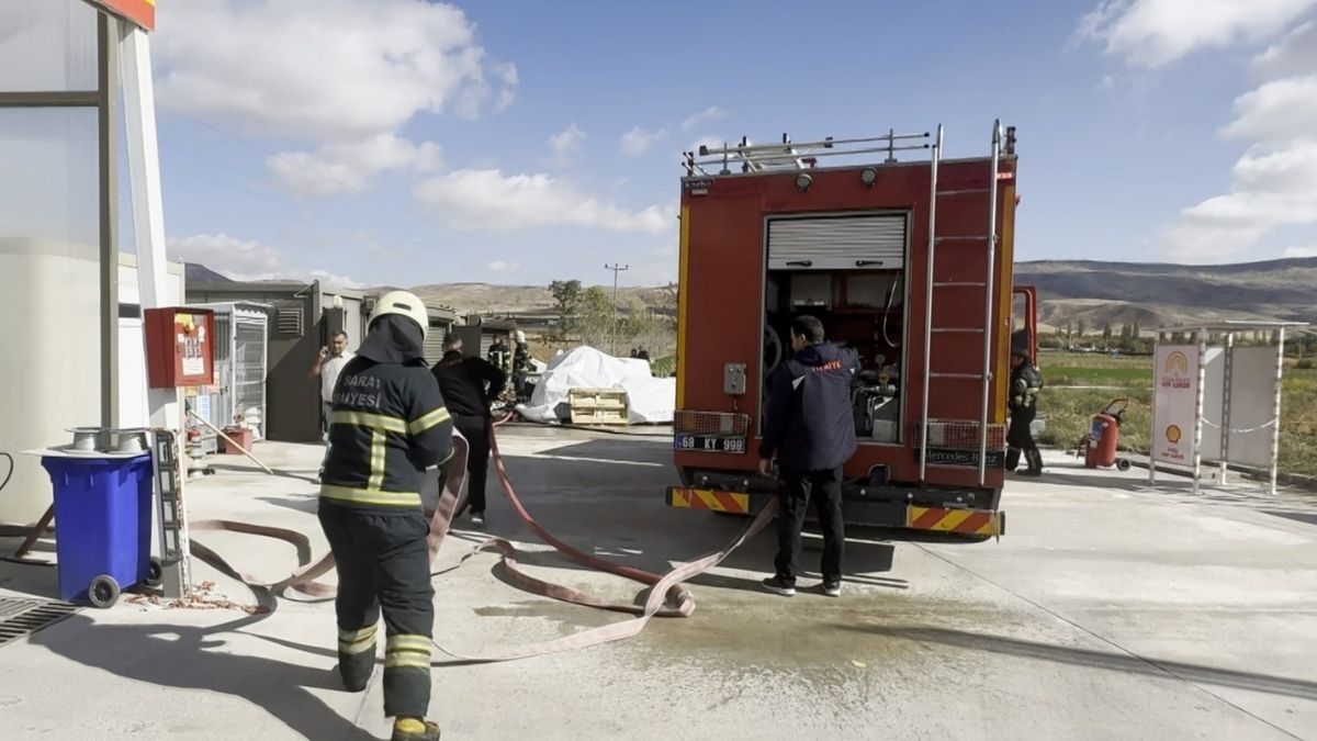 Aksaray Akaryakıt Yangın (1)
