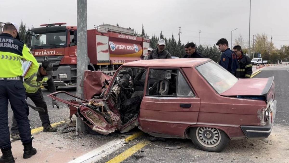 Aksaray’da Feci Kaza Otomobil Direğe Çarptı, 1 Ağır Yaralı!