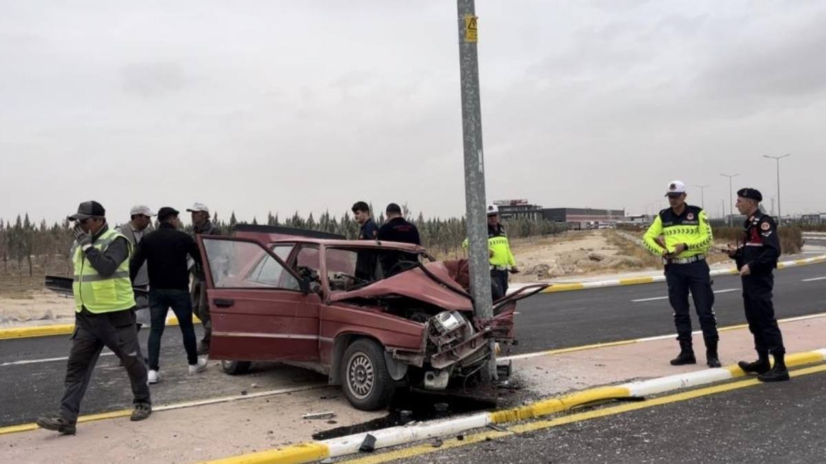 Aksaray’da Feci Kaza Otomobil Direğe Çarptı, 1 Ağır Yaralı!2