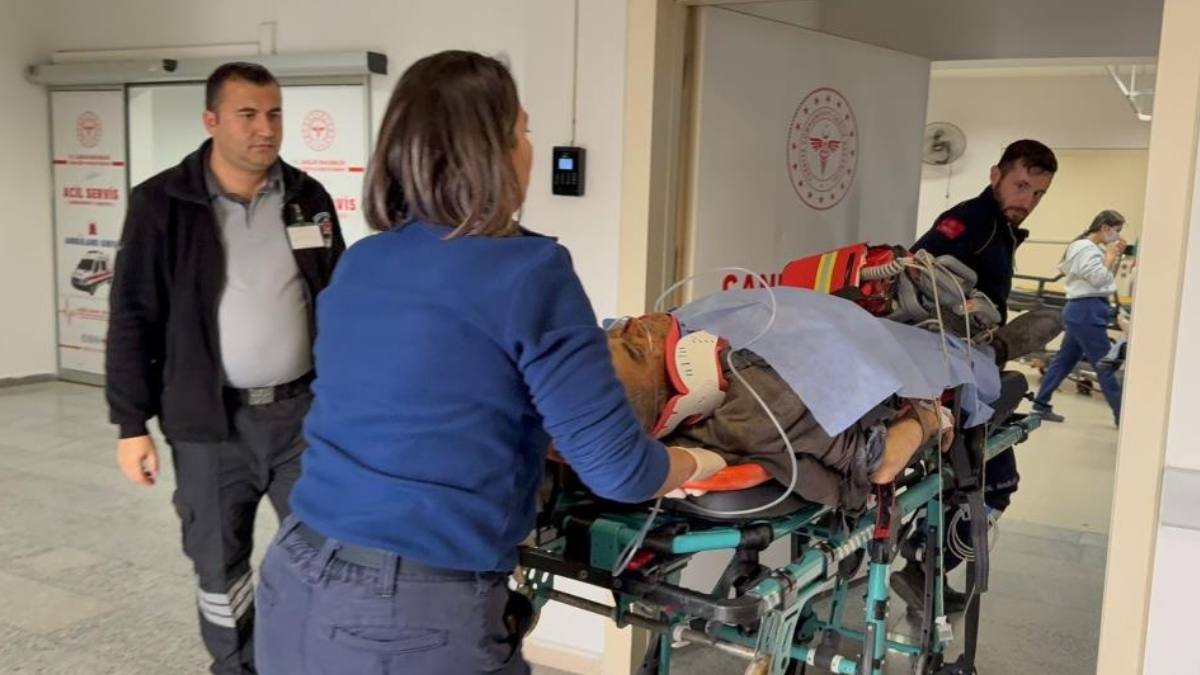 Aksaray’da Feci Kaza Otomobil Direğe Çarptı, 1 Ağır Yaralı!4