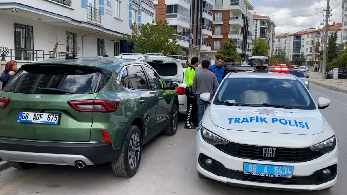 Aksarayda Park Halindeki Araçlara Çarptı (2)