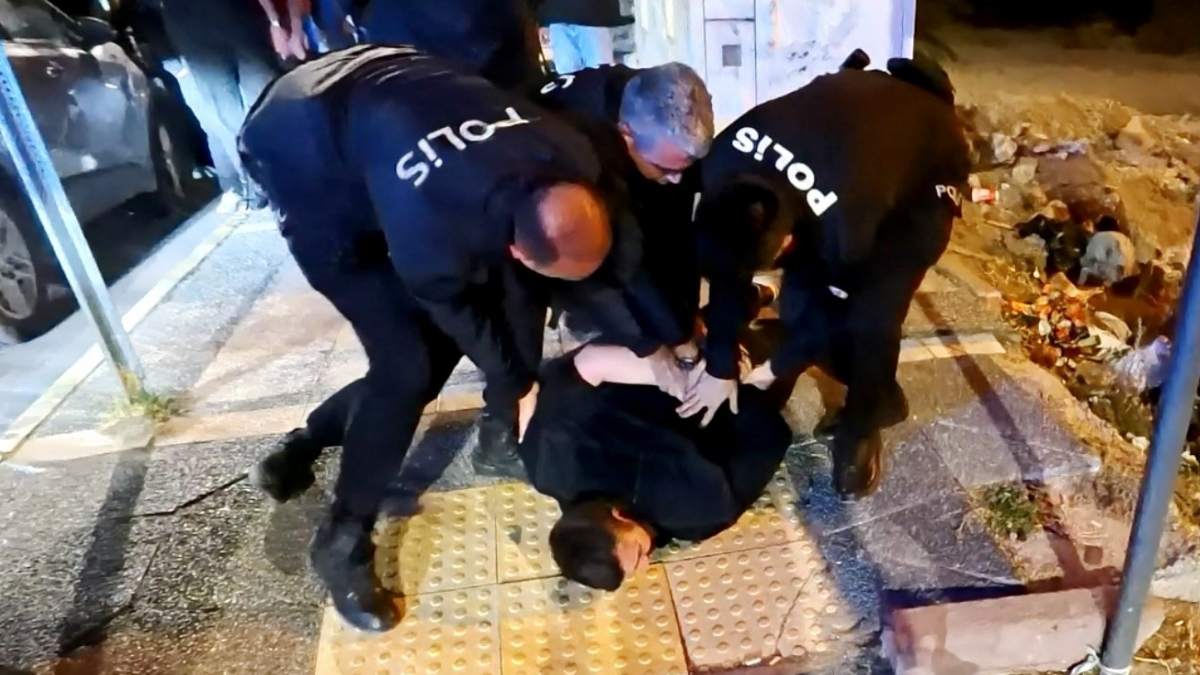 Alkollü Şahıs Ortalığı Karıştırdı Ekiplere 'Öldürün Beni' Diye Bağırdı