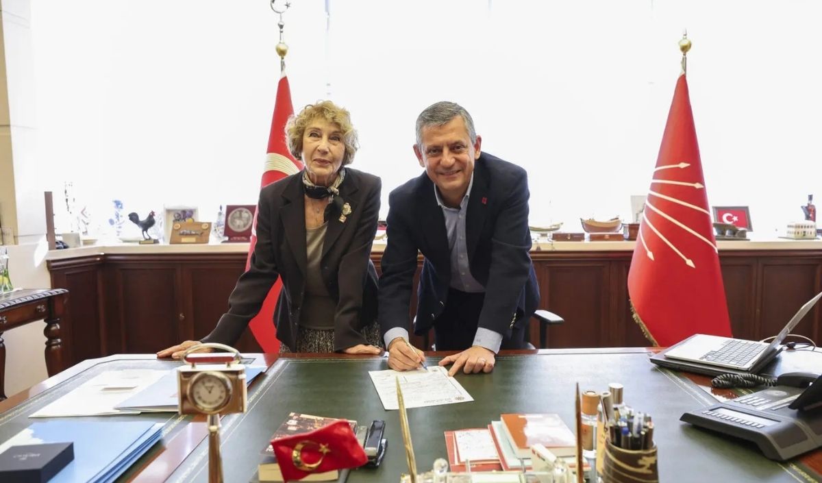 Ayşe Kulin Chp’ye Katıldı Rozetini Özgür Özel Taktı (2)